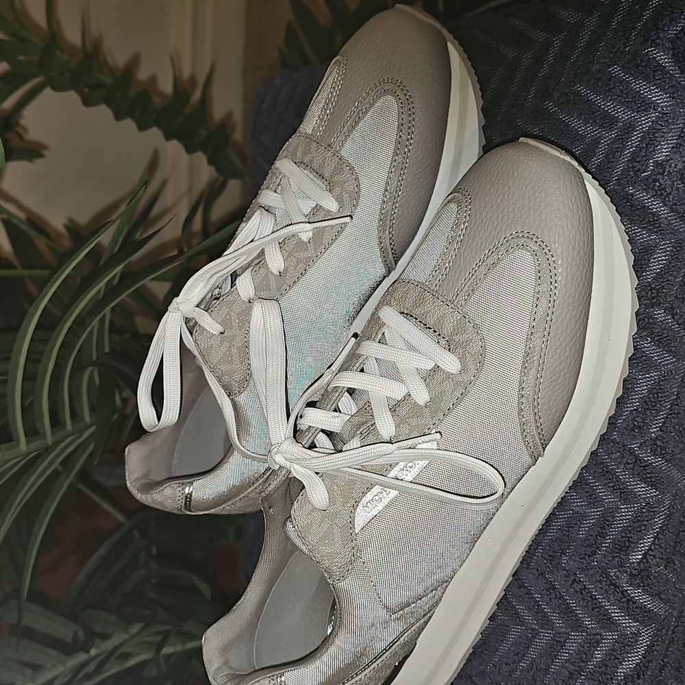 MICHAEL KORS Women's Gray &?SILVER Sneakers
